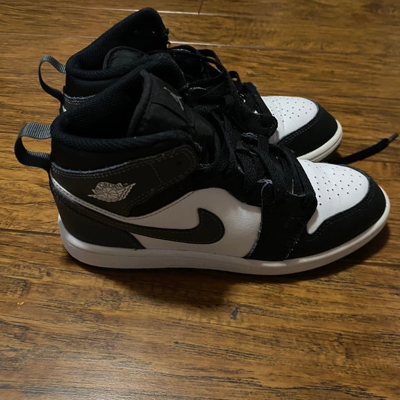 Boys Jordan Shoes - Picture 1 of 1